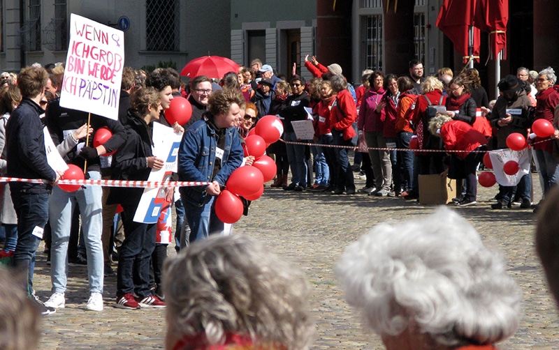 Maria 2.0 Demonstration nach einer Priesterweihe in Freiburg | Andreas Schwarzkopf, CC BY-SA 4.0 , via Wikimedia Commons