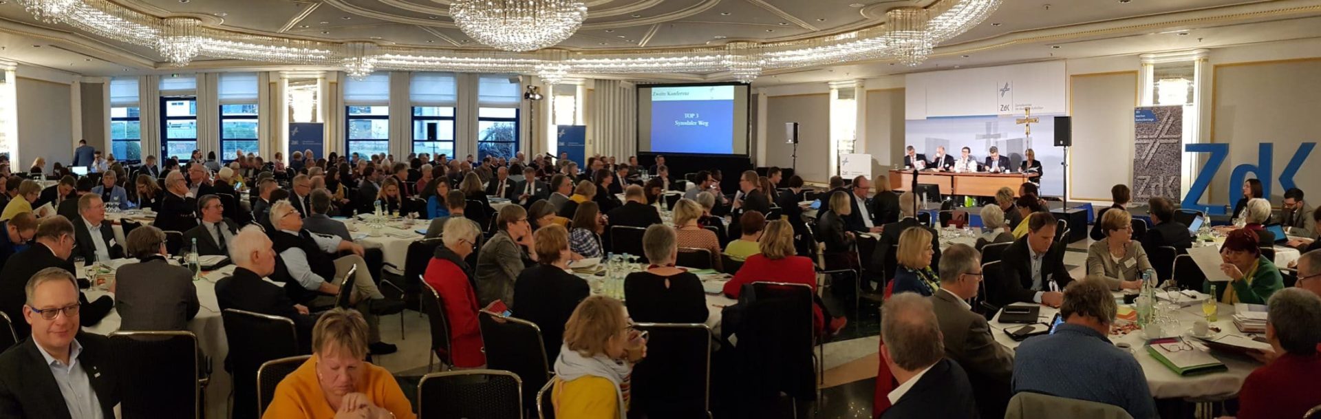 Das Zentralkomitee der deutschen Katholiken beschließt in der Vollversammlungam 22. November 2019, mit der Deutschen Bischofskonderenz den synodalen Weg zu gehen (Ausschnitt) | Christian Pulfrich, CC BY-SA 4.0, https://creativecommons.org/licenses/by-sa/4.0, via Wikimedia Commons