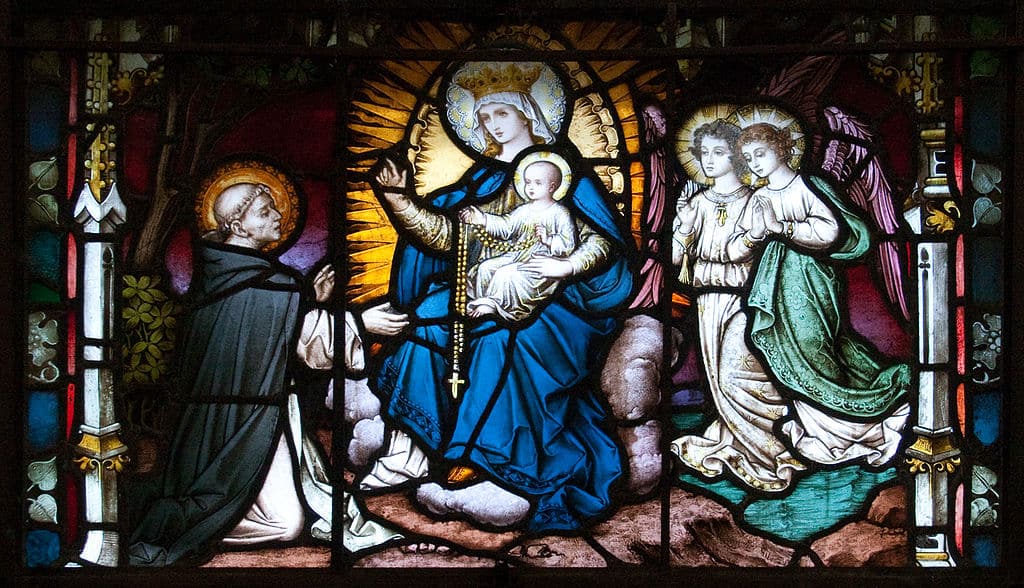 Detail eines Buntglasfensters mit dem heiligen Dominikus, der den Rosenkranz von der Jungfrau Maria erhält. Von Franz Mayer in der Kathedrale von Carlow | Andreas F. Borchert, CC BY-SA 3.0 DE , via Wikimedia Commons