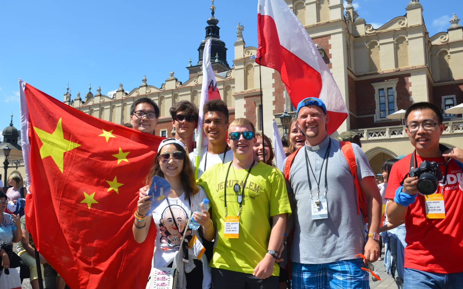 Chinesische Katholiken mit den anderen Teilnehmern beim WJT am Hauptmarkt von Krakau | Silar, CC BY-SA 4.0 (https://creativecommons.org/licenses/by-sa/4.0), via Wikimedia Commons