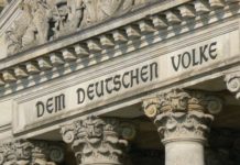 Aufschrift auf dem Bundestag "DEM DEUTSCHEN VOLKE" | Bild: Lighttracer, CC BY-SA 3.0 (https://creativecommons.org/licenses/by-sa/3.0), via Wikimedia Commons